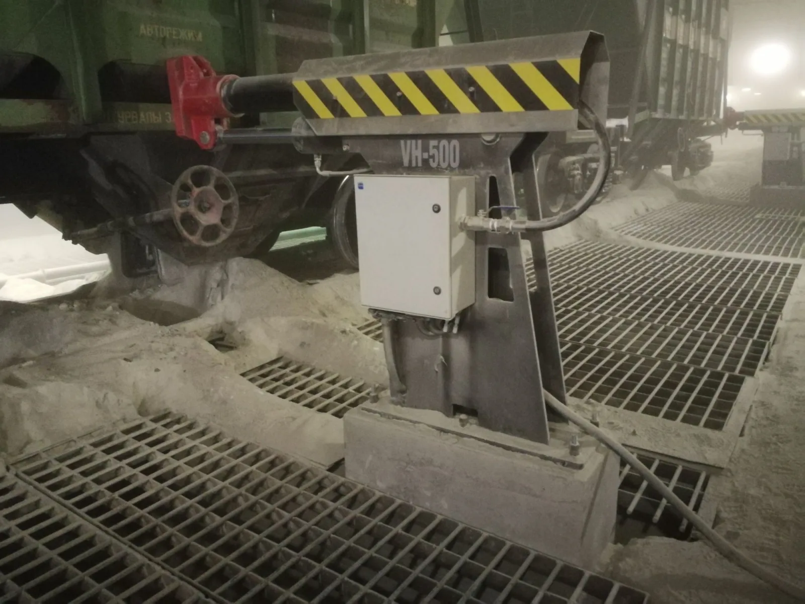 VH-500 on a concrete pillar at a railcar unloading trestle